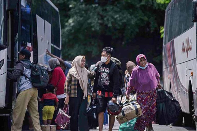 Petugas Siaga 24 Jam, Volume Penumpang Angkutan Dalam Kota di Kampung Rambutan Meningkat