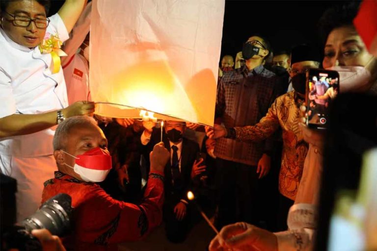 Ganjar Terbangkan Lampion Malam Dharmasanti Perayaan Trisuci Waisak