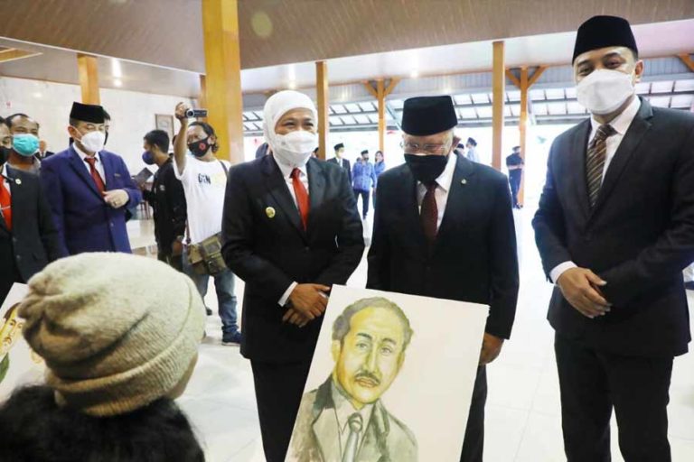 Gubernur Khofifah Pimpin Ziarah ke Makam Dr. Soetomo di Surabaya