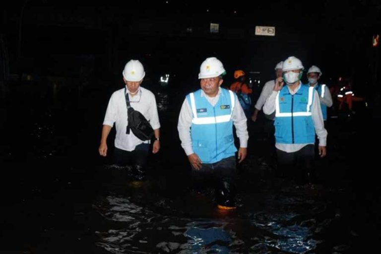 Demi Keselamatan, PLN Hentikan Sementara Listrik di Area Terdampak Banjir Rob Semarang
