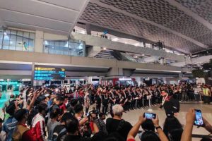 Yel-yel Selamat Datang dari Suporter Sambut Kedatangan Timnas Sepak Bola U-23