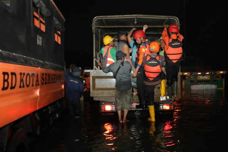 BPBD Jateng Kerahkan Tim untuk Posko dan Dapur Umum di Daerah Terdampak Banjir Rob Pantura