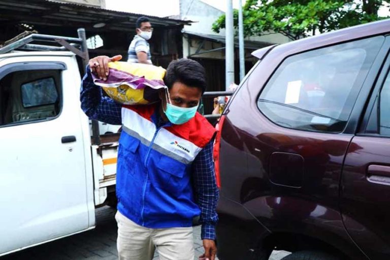 Pertamina Salurkan Bantuan untuk Posko Banjir Rob Tanjung Mas Semarang