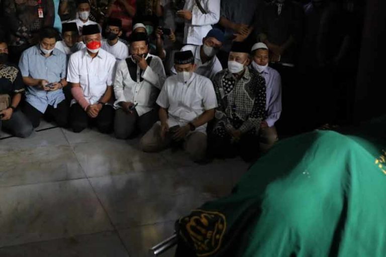 Ganjar Ikut Shalat Jenazah untuk Buya Syafii Maarif di Masjid Gedhe Kauman