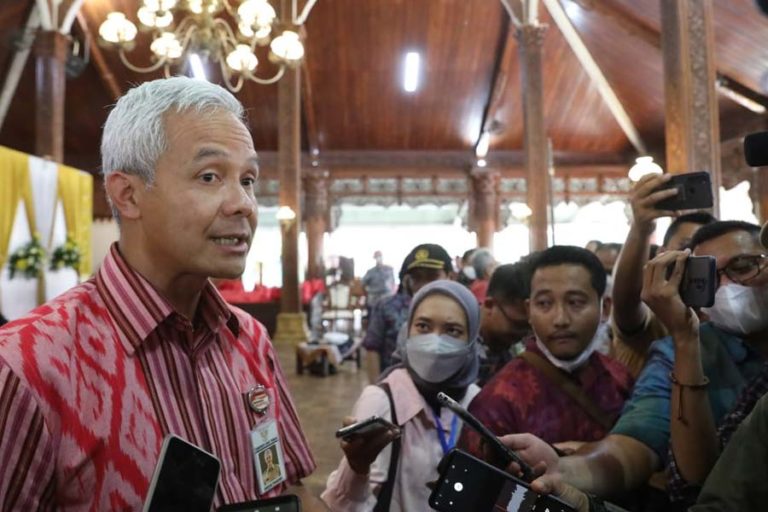 Ganjar Instruksikan Patroli Titik Rawan untuk Antisipasi Banjir Rob