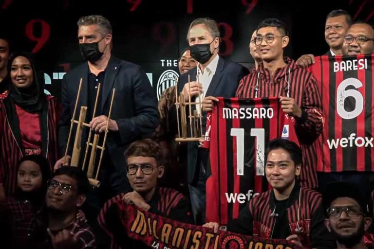 Keren! Musisi Indonesia Pentas Musik Angklung di Markas AC Milan