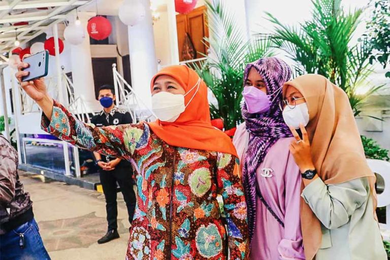 Saat Gubernur Jatim jadi Tour Guide di Gedung Negara Grahadi