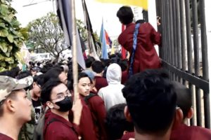 DPR Tak Kunjung Temui Massa Aksi, Demonstran Rusak Pagar Gedung Parlemen