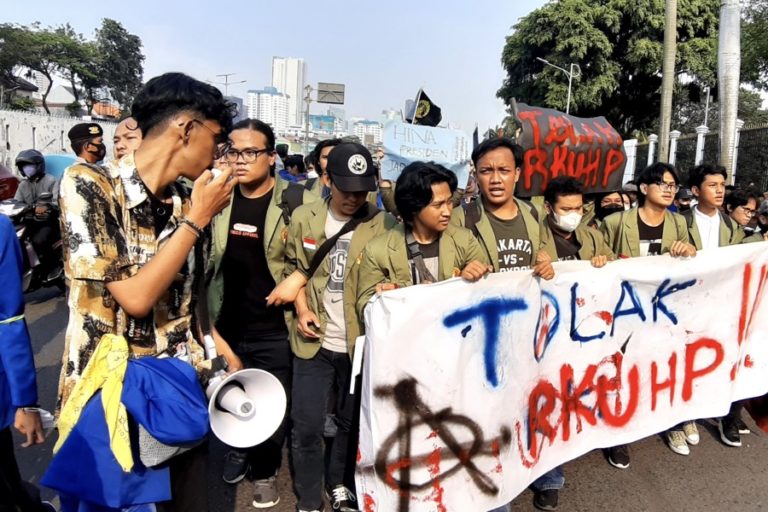 Ratusan Mahasiswa Tiba di Gedung DPR, Demonstrasi Tolak RKUHP