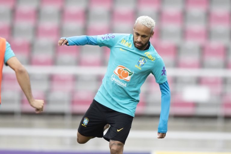 Neymar Cedera Pergelangan Kaki, Tim Dokter Masih Lakukan Pemeriksaan