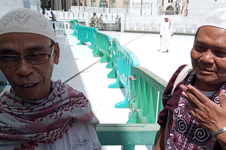 Lakukan Shalat Jumat Pertama di Masjidil Haram, Jamaah Haji Indonesia Terharu