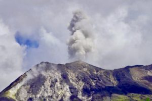 Puncak Gunung Ile Lewotolok Erupsi Setinggi 700 Meter