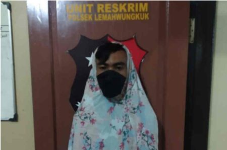 Gunakan Mukena dan Masker, Pencuri Handphone dan Laptop Dibekuk Satreskrim Polres Cirebon