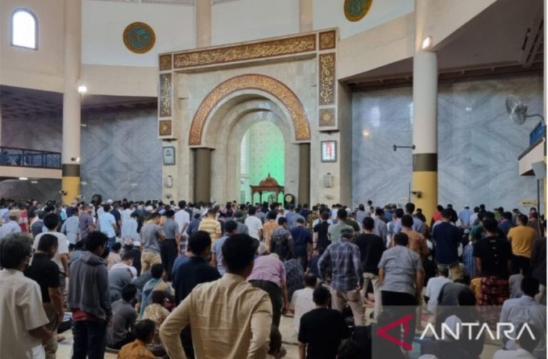 Rasa Empati, Jamaah Masjid Raya Bandung Lakukan Shalat Gaib untuk Eril