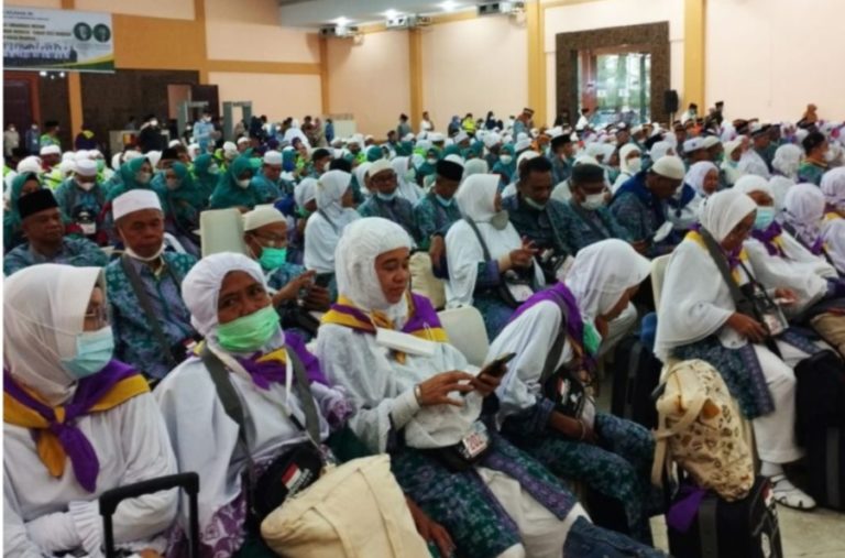 Stres Belum Pernah Naik Pesawat dan Dilarikan ke RS, Jemaah Deli Serdang Gagal ke Tanah Suci