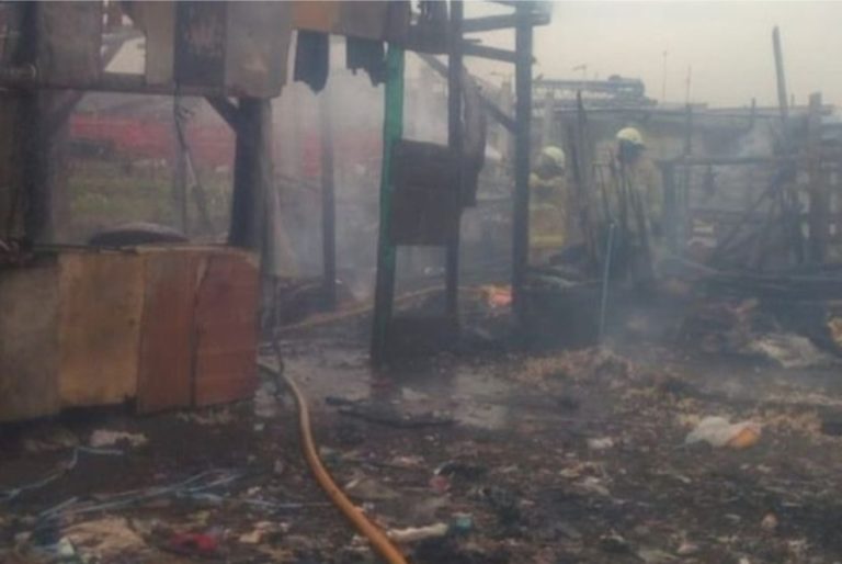 Tumpukan Sampah Akibatkan Bangunan Semi Permanen di Cilincing Terbakar