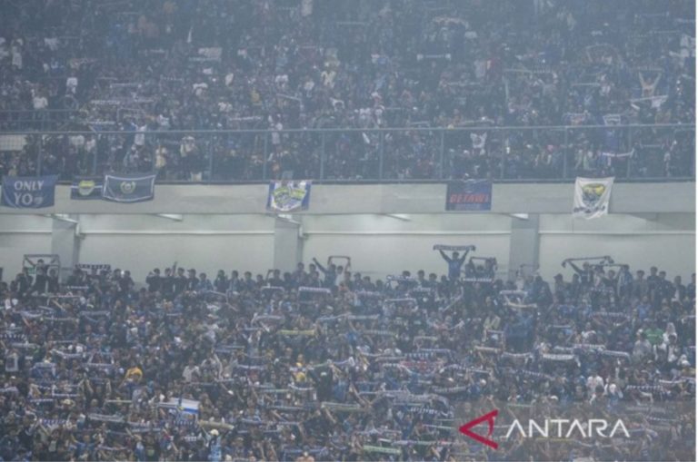 Ucapkan Bela Sungkawa, Petinggi Persib Bandung Takziah ke Rumah Salah Satu Korban Piala Presiden 2022