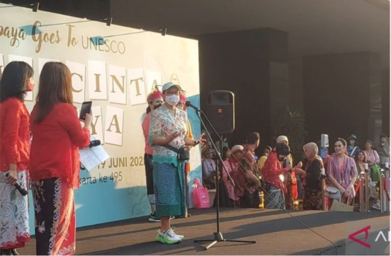 Perempuan Indonesia Berkebaya Ramaikan CFD, Retno Marsudi: Kebaya Sedang Diajukan ke UNESCO