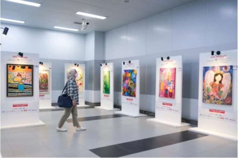Terus Berkarya, Pameran Lukisan Karya Seni 20 Anak Berkebutuhan Khusus di MRT Diapresiasi Sandiaga