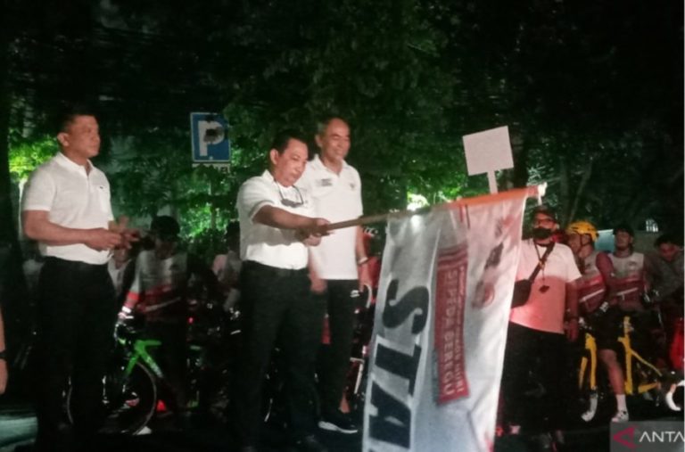 Pemecahan Rekor Muri Bersepeda 24 Jam, Kapolri Lepas 144 Peserta