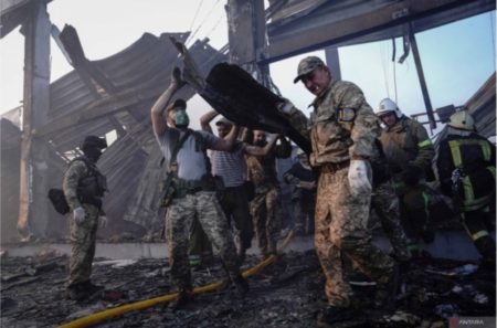 Bunuh Warga Sipil, 18 Tewas dan 36 Hilang Setelah Rudal Rusia Hantam Mall di Ukraina Tengah