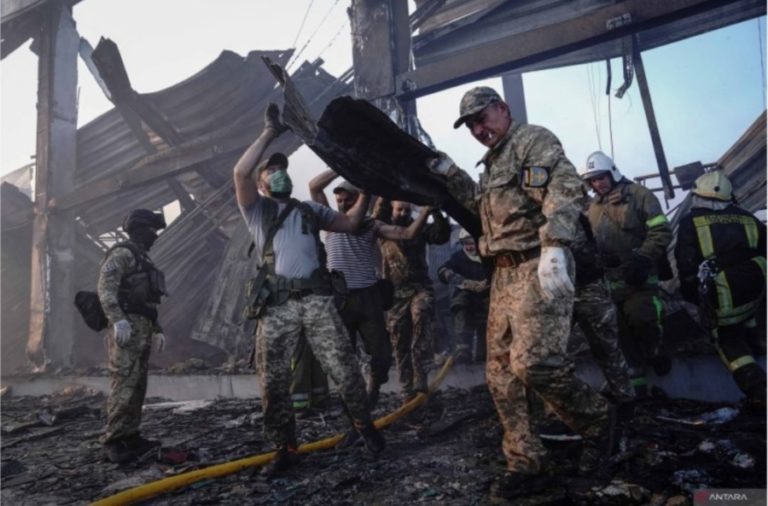 Bunuh Warga Sipil, 18 Tewas dan 36 Hilang Setelah Rudal Rusia Hantam Mall di Ukraina Tengah