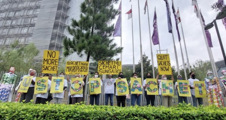 Aktivis Lingkungan Minta Unilever Setop Produksi dan Konsumsi Kemasan Sachetan