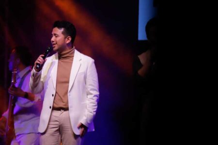 Saat Emil Dardak Tampil Bareng Kahitna dalam ‘Bahaya Mantan Terindah 2022’