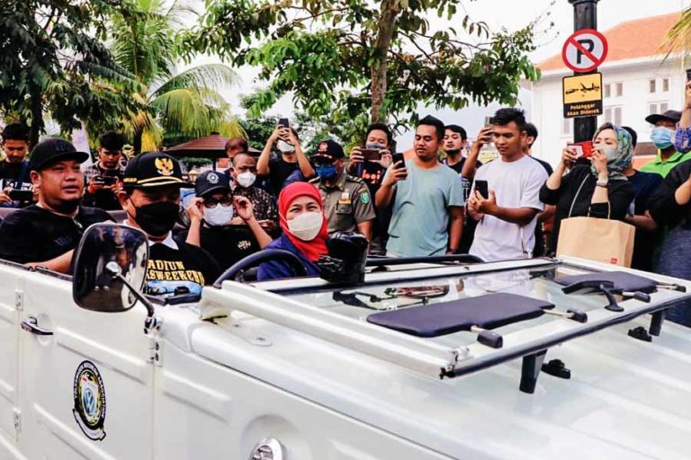 Rayakan Hari Jadi Kota Madiun, Gubernur Khofifah Naik Volkswagen Keliling Kota