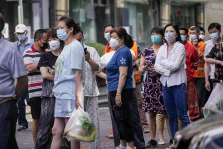 Sejumlah Pejabat Dipecat, Warga Shanghai kembali Diwajibkan PCR