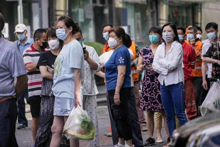 Sejumlah Pejabat Dipecat, Warga Shanghai kembali Diwajibkan PCR