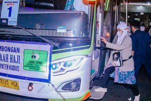 Berangkatan 53 Jamaah Calon Haji, Bupati Kudus Ingatkan Peserta Jaga Kesehatan