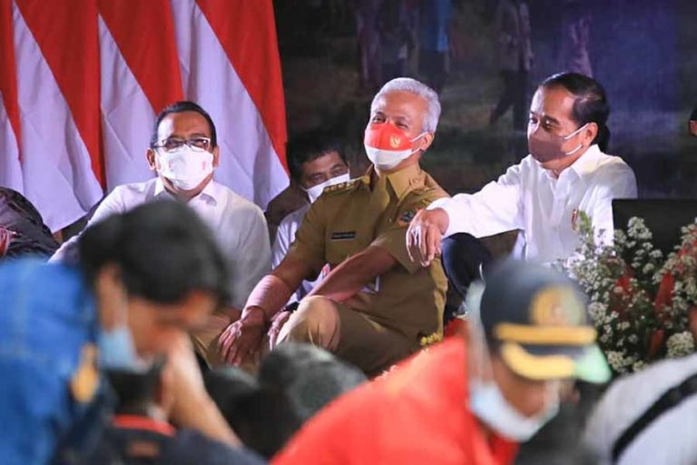 Jokowi dan Ganjar Gelar Syukuran Bareng Ribuan Petani Perhutanan Sosial