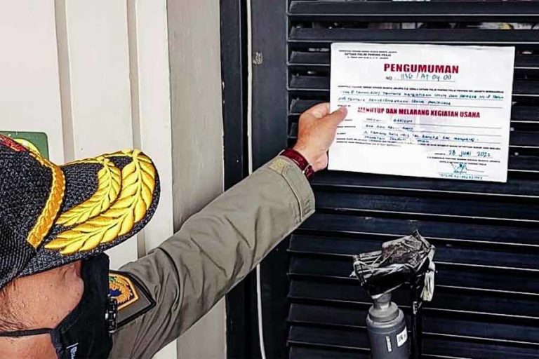 Satpol PP Eksekusi Penutupan 12 Gerai Holywings di Jakarta