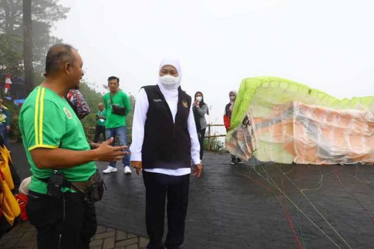 Tinjau Lokasi Paralayang Lumajang, Gubernur Khofifah Ajak Warga Gencarkan Promo Sport Tourism
