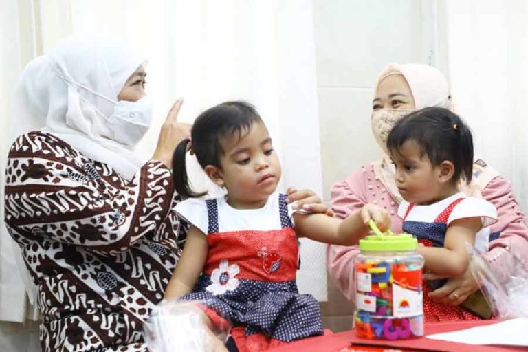 Sambang Kembar Siam Annaya-Innaya, Gubernur Khofifah Puji Kinerja Tim Operasi RSUD dr Soetomo