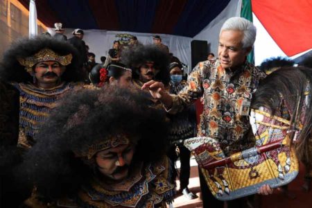 Jaga Seni Tradisional, Ganjar Sumbang Gamelan untuk Warga Desa Pagergunung