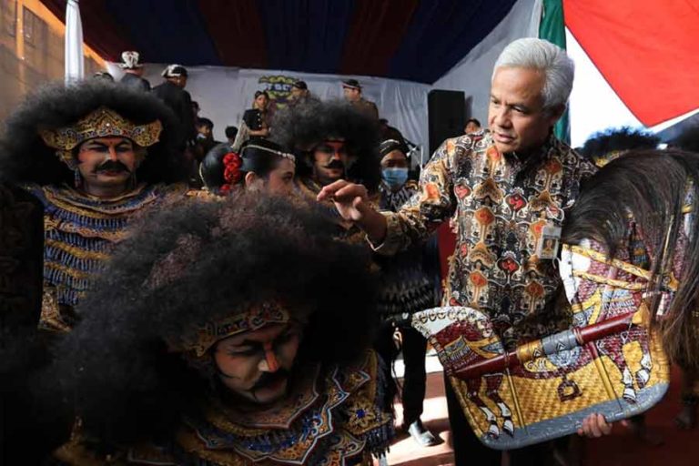 Jaga Seni Tradisional, Ganjar Sumbang Gamelan untuk Warga Desa Pagergunung