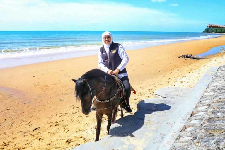 Menunggang Kuda Hitam, Gubernur Khofifah Jelajah Pantai Slopeng Sumenep