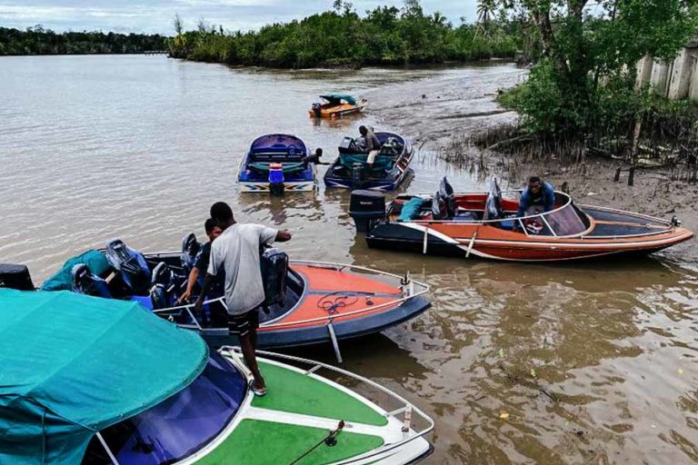 Minim Jalan Darat, Suku Asmat Andalkan Speed Boat untuk Aktivitas Sehari-hari