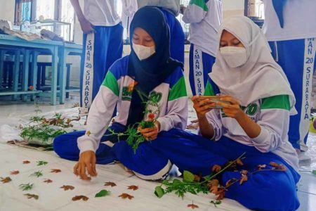 Asah Entrepreneurship Ramah Lingkungan lewat Produksi Batik Ecoprint