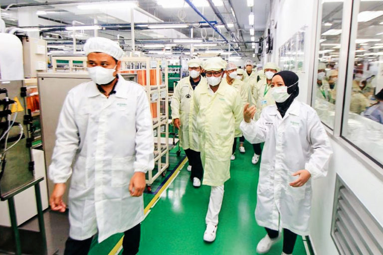 Kunjungi Pabrik Pintar Schneider Electric di Batam, Menkominfo: Peran Pusat Data Semakin Krusial