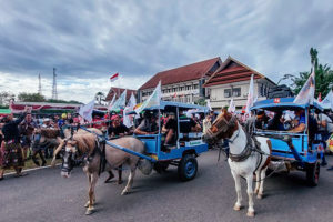 Jelang Rangkaian Lomba MXGP Indonesia, Para Pebalap Antusias Ikuti Parade Cidomo