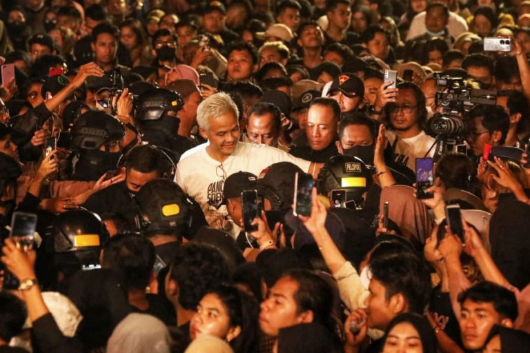 Ambyar, Puluhan Ribu Warga Goyang Bareng Ganjar di Benteng Vastenburg
