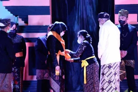 Gubernur Khofifah Dikukuhkan jadi Warga Kehormatan Masyarakat Tengger