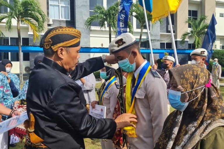 Ratusan Siswa SMKN Jateng Diwisuda, 80 Persen Langsung Kerja di Perusahaan
