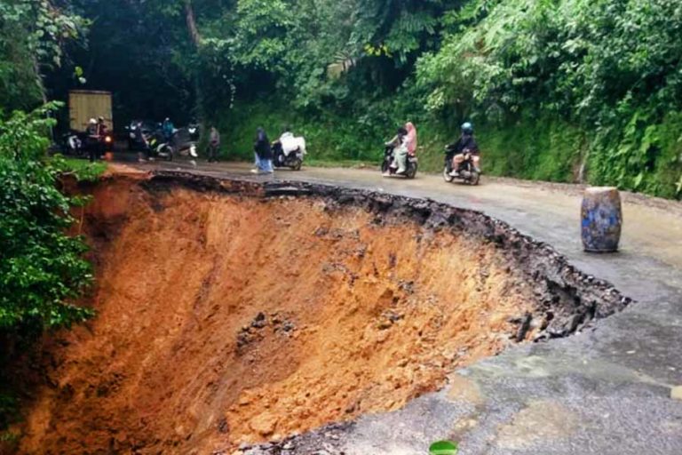 Awas, Jalur Utama Cianjur Menuju Wilayah Selatan Amblas