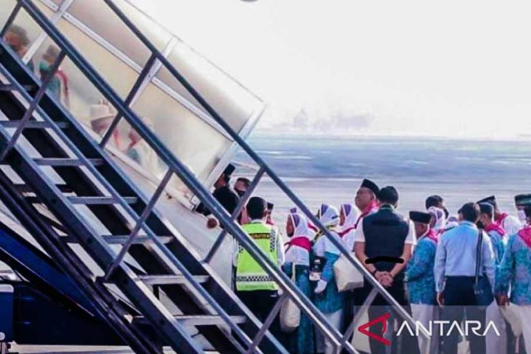 Sembuh dari Covid-19, Calon Haji Surabaya ini Susul Suami ke Tanah Suci