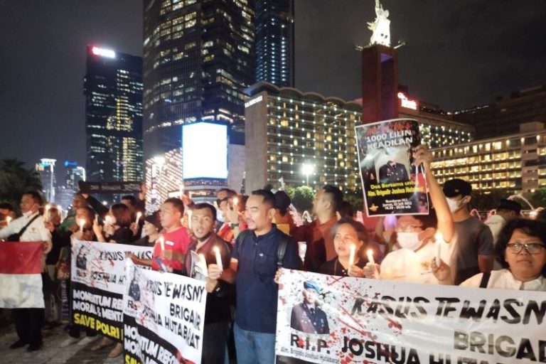Tuntut Keadilan untuk Brigadir J, Puluhan Warga Gelar Aksi 1.000 Lilin di Bundaran HI