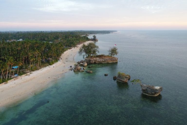 Bersih-Bersih Pantai Teleng Ria Pacitan, KKP Kumpulkan 1,4 Ton Sampah